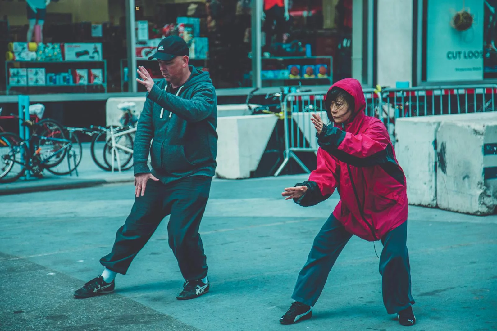 Photo a Man and Woman Doing Martial Arts